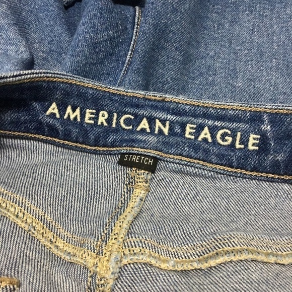American Eagle Ripped Mom Jeans Size 4. - Picture 8 of 10